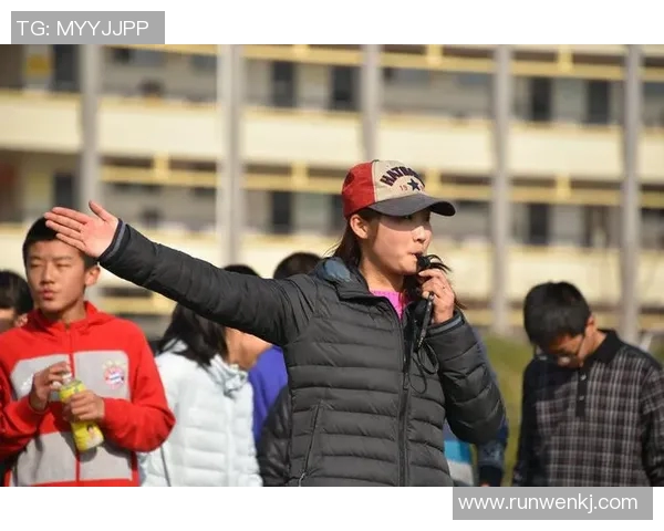 日本足球明星女粉丝热情追随偶像展现青春活力与魅力 日本足球明星女粉丝热情追随偶像展现青春活力与魅力