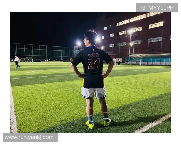 足球明星场上风采与场下穿搭的完美结合展现个性与时尚魅力 足球明星场上风采与场下穿搭的完美结合展现个性与时尚魅力