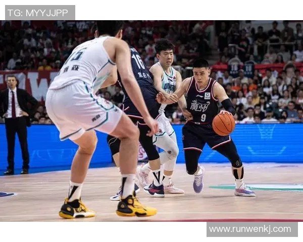 广州足球队在联赛中的灵活战术与表现分析 广州足球队在联赛中的灵活战术与表现分析