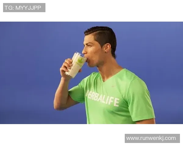 足球明星霸气宣传图展现球场魅力与个人风采的完美结合