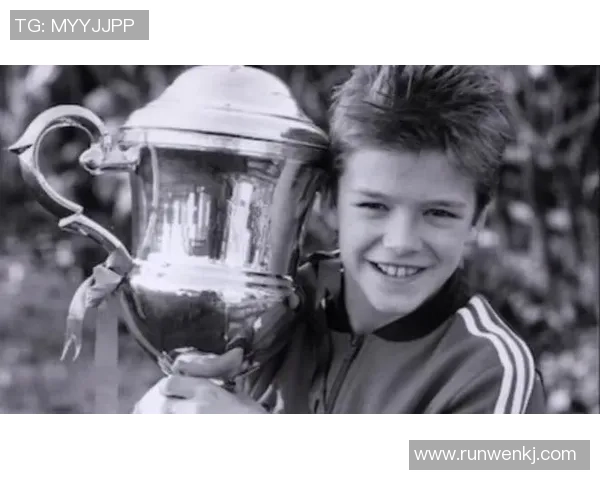 揭秘足球明星小龙的传奇人生与辉煌成就以及他对足球的热爱与贡献