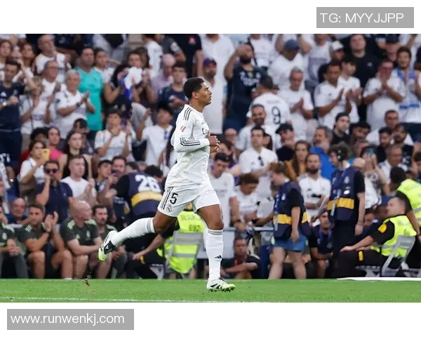 足球明星抵达城市瞬间下飞机视频引发球迷热议和欢呼声